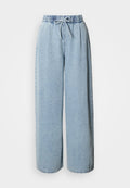 Hellblaue, weite Denim-Hosen mit elastischem Bund und Kordelzug; zwei seitliche Taschen und saubere Abschlüsse am Saum.