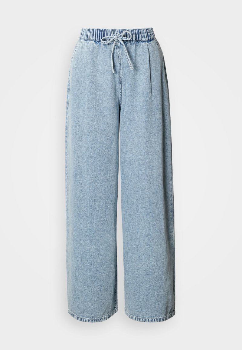 Hellblaue, weite Denim-Hosen mit elastischem Bund und Kordelzug; zwei seitliche Taschen und saubere Abschlüsse am Saum.