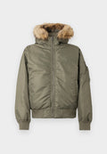 Olivgrüne Bomberjacke mit einer Kapuze aus Kunstfell, Frontreißverschluss, gerippten Bündchen und Taschenverzierung am linken Ärmel.
