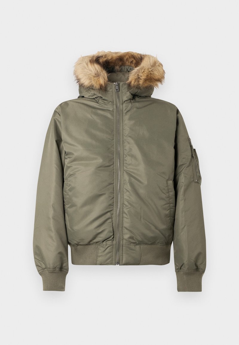 Olivgrüne Bomberjacke mit einer Kapuze aus Kunstfell, Frontreißverschluss, gerippten Bündchen und Taschenverzierung am linken Ärmel.