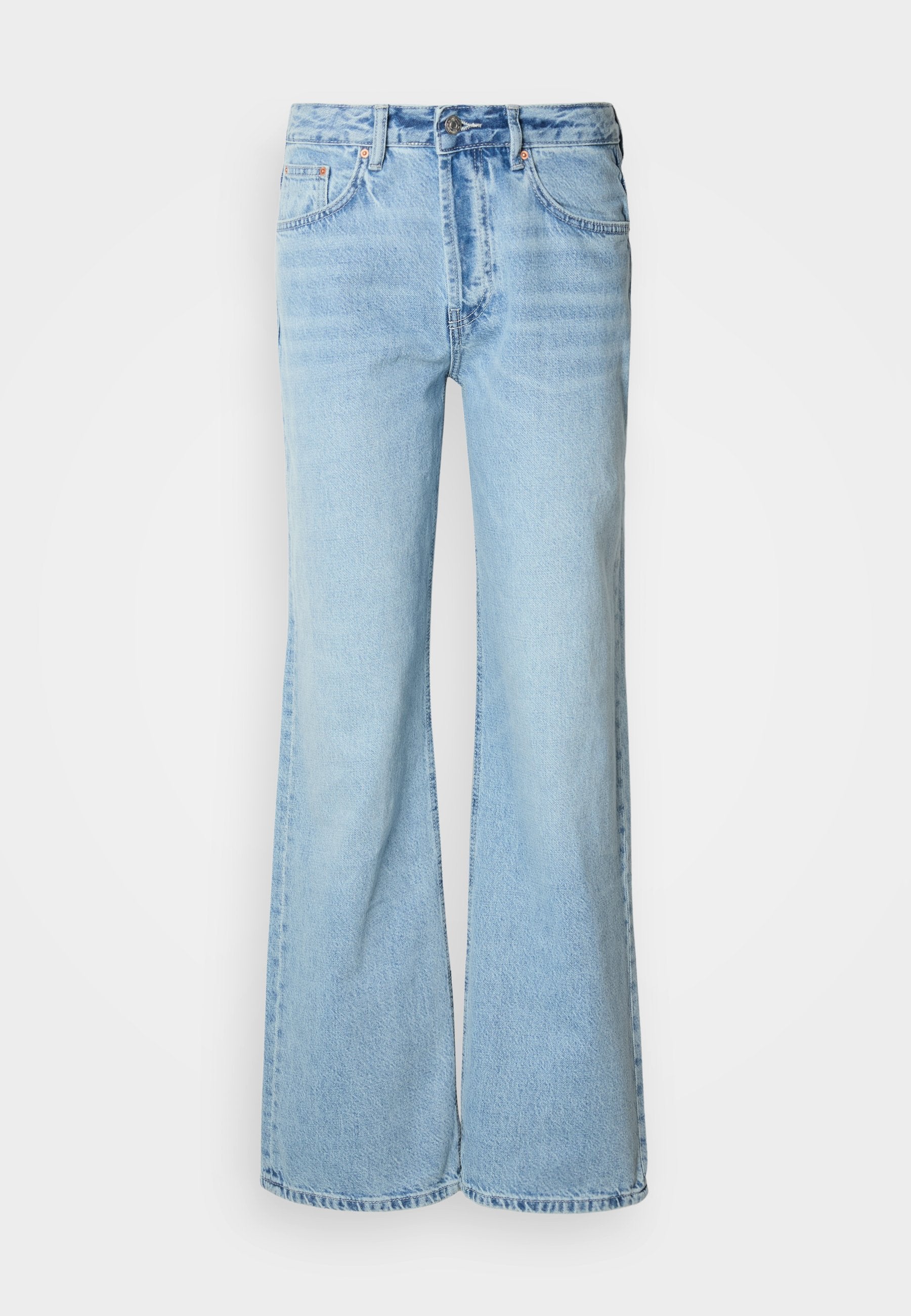 Hellblaue Jeans mit ausgestelltem Bein, aus Denim gefertigt, mit vorderem Knopfverschluss, fünf Taschen und dezentem Ausbleichen.