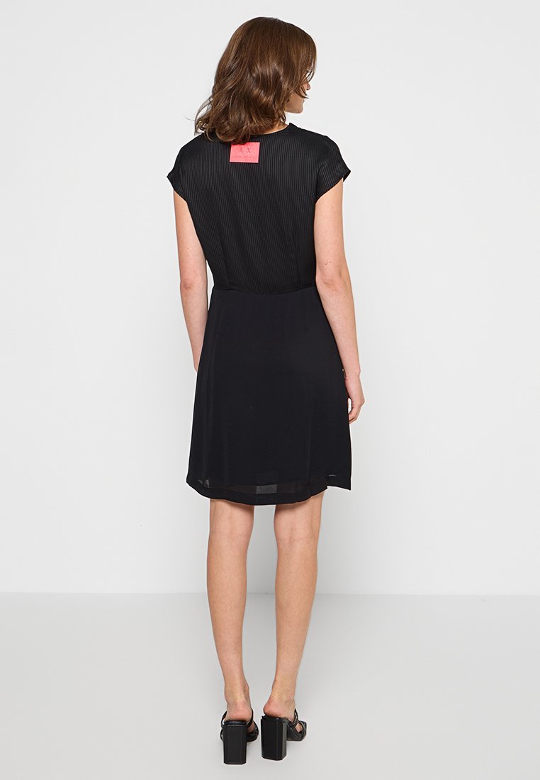 Armani Exchange Freizeitkleid Media 3