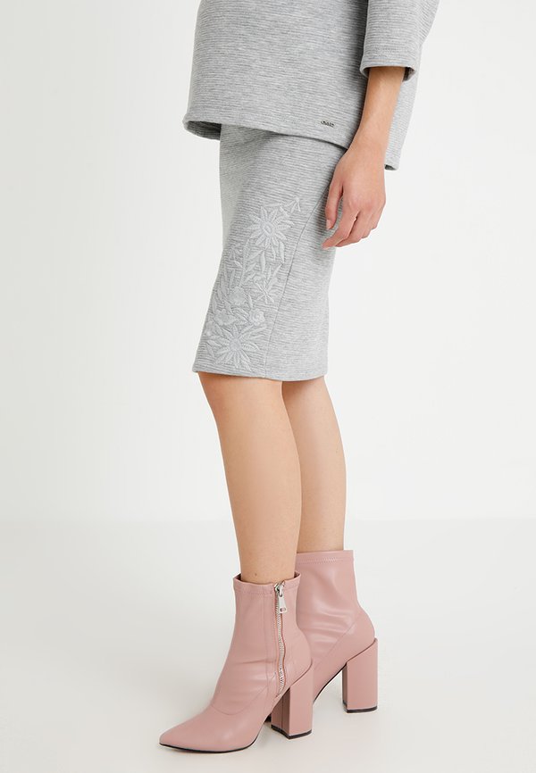 LOVE2WAIT SKIRT EMBROIDERY