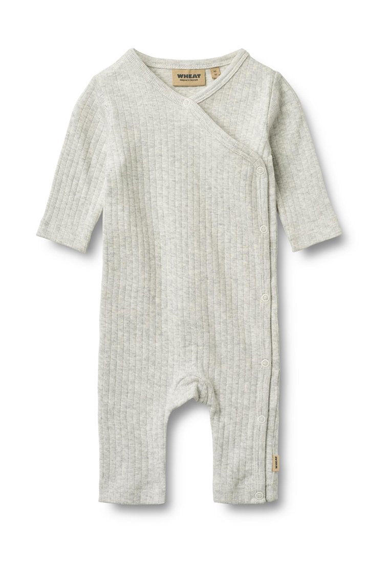 Hellgrauer Babyschlafanzug mit gerippter Struktur. Verfügt über lange Ärmel, ein Wickeldesign mit Druckknöpfen und ein kleines Markenetikett an der Seite.