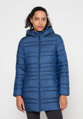 Gepolsterte blaue Parka-Jacke mit Kapuze, ausgestattet mit einem Frontreißverschluss, Seitentaschen und horizontalem Steppmuster. Glatte Stofftextur.