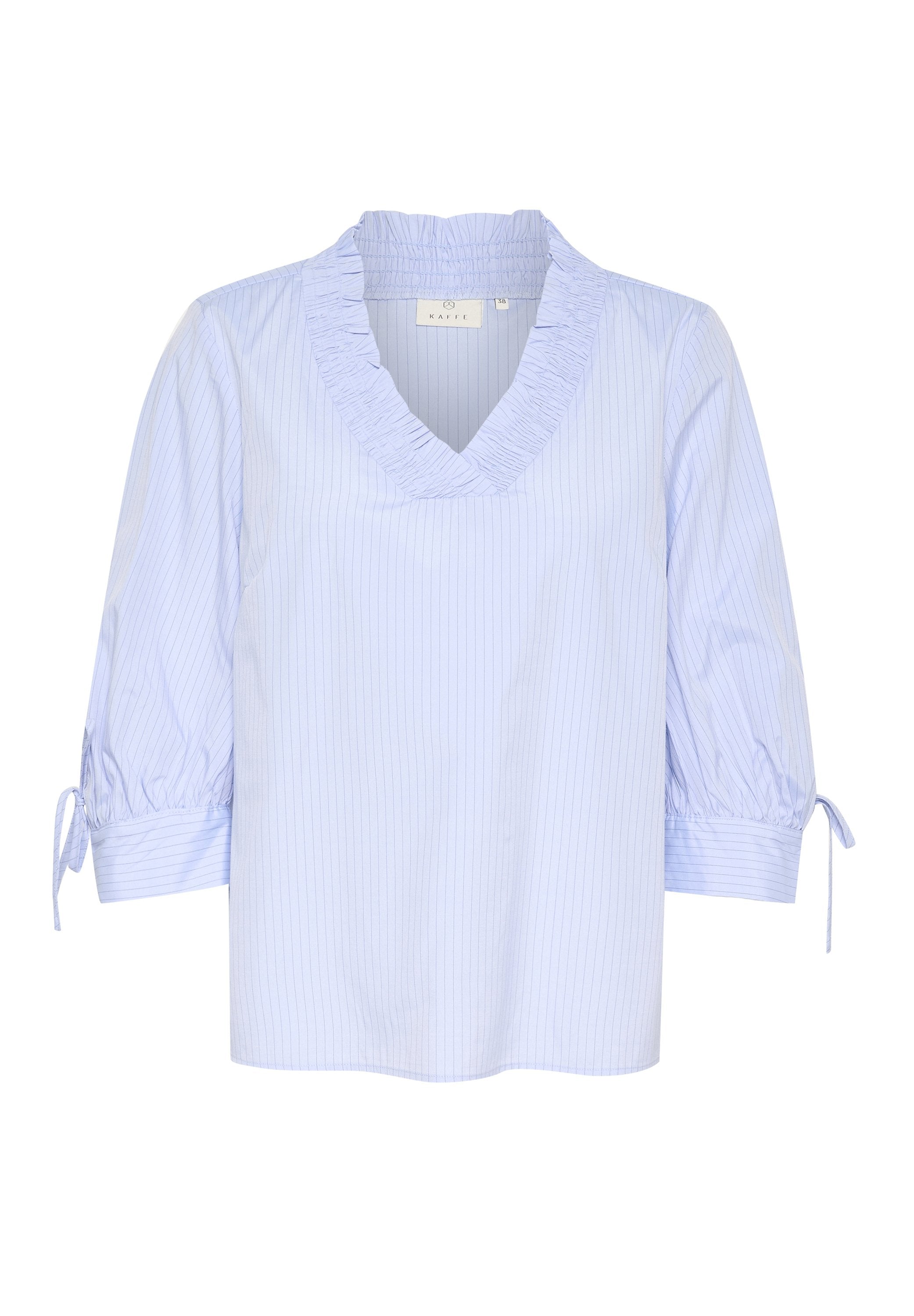 Helles blaues Blusenshirt mit vertikalen Streifen, gerafftem V-Ausschnitt und dreiviertellangen Puffärmeln mit Kordelzügen. Weicher Stoff und lockere Passform.