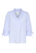 Helles blaues Blusenshirt mit vertikalen Streifen, gerafftem V-Ausschnitt und dreiviertellangen Puffärmeln mit Kordelzügen. Weicher Stoff und lockere Passform.