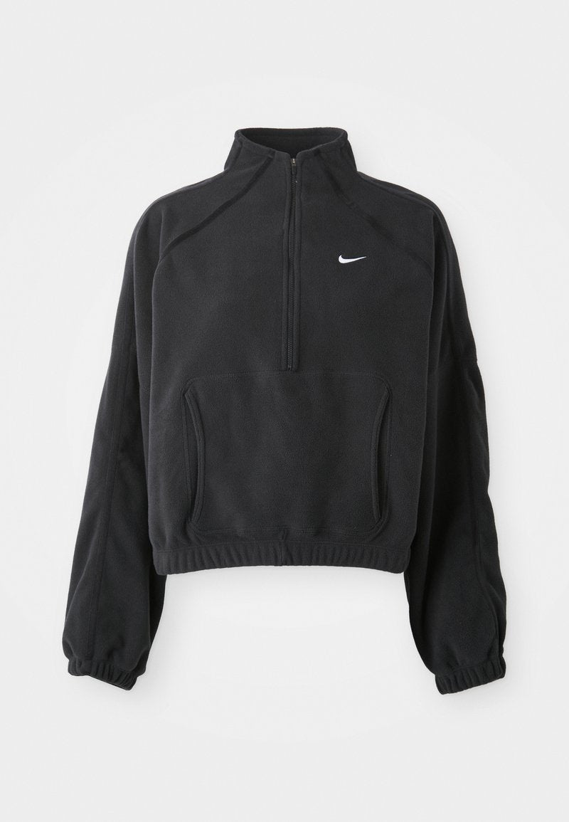 Schwarzer Fleece-Pullover mit hohem Kragen, halbem Reißverschluss auf der Vorderseite und elastischem Saum. Verfügt über eine Kängurutasche und ein weißes Nike-Logo auf der Brust.
