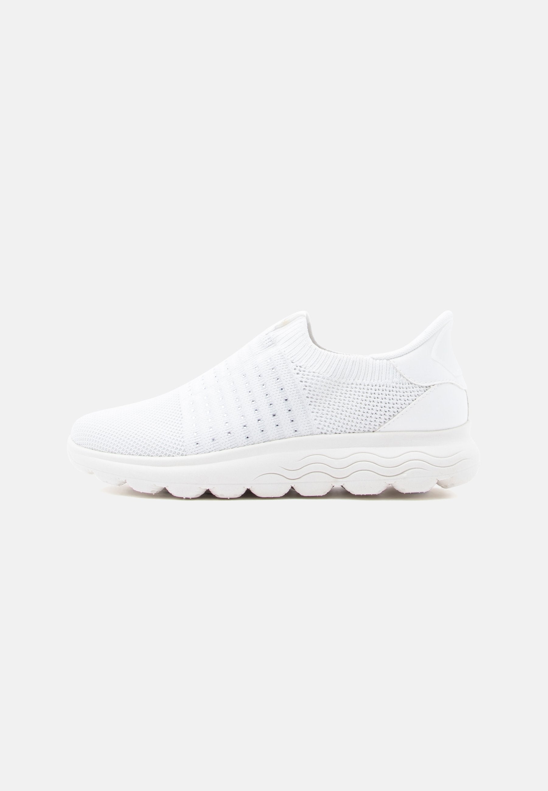 Weiße Slip-On-Sneaker mit einem strukturierten Strick-Obermaterial, einem gepolsterten Kragen und einer dicken, welligen Gummisohle. Leichtes und atmungsaktives Design.