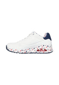 Weißer Sportschuh mit einer Sole im Sternmuster in Rot, Weiß und Blau, mit blauem Fersenbereich und einem perforierten Design am Obermaterial.