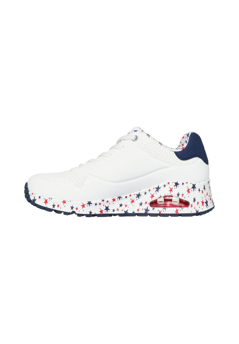 Weißer Sportschuh mit einer Sole im Sternmuster in Rot, Weiß und Blau, mit blauem Fersenbereich und einem perforierten Design am Obermaterial.