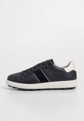 Marineblaue Ledersneaker mit weißer Sohle, ausgestattet mit zwei dunkelblauen Streifen und hellgrauen Akzenten, strukturiertem Obermaterial und kontrastierenden Schnürsenkeln.