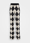 Schwarz-weiße Strickhose mit Argyle-Muster, weitem Bein und elastischem Bund, mit einer weichen Textur und Rautenmuster.