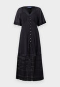 Schwarzes Maxikleid mit kurzen Ärmeln, durchgehender Knopfverschluss und strukturierten Volants. Hergestellt aus leichtem Stoff mit Spitzenakzenten am Saum.