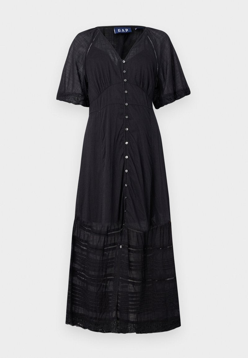 Schwarzes Maxikleid mit kurzen Ärmeln, durchgehender Knopfverschluss und strukturierten Volants. Hergestellt aus leichtem Stoff mit Spitzenakzenten am Saum.