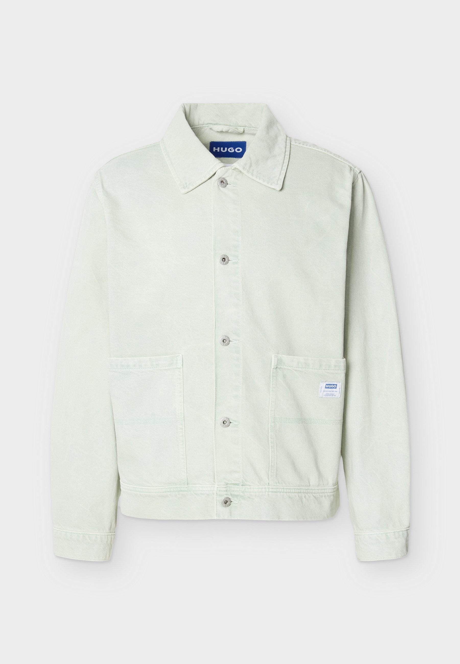 Hellgrüne Denimjacke mit Kragen, vorderer Knopfleiste, zwei Brusttaschen und einem kleinen Markenetikett an der rechten Tasche.