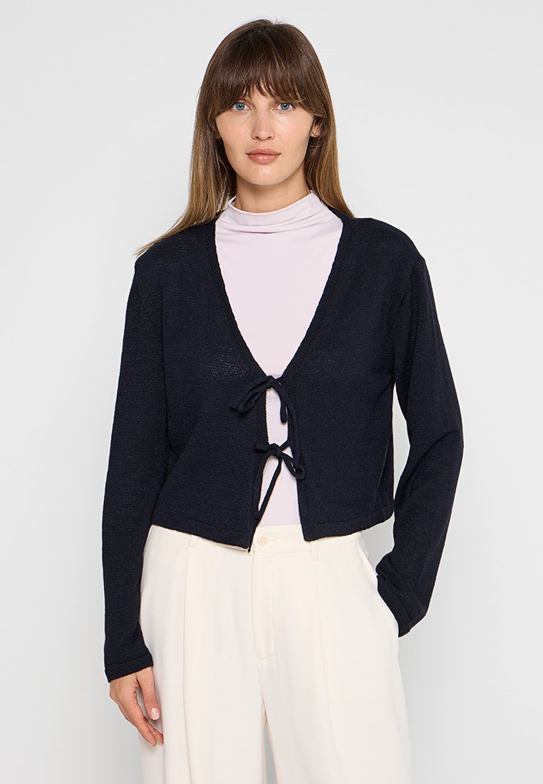PULLOVER Media 1