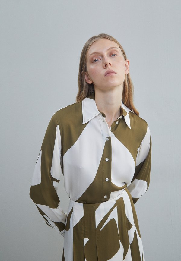 Victoria Beckham POINTED COLLAR
