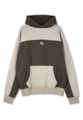 Kapuzensweatshirt mit einem Farbschnitt-Design, das braune und cremefarbene Einsätze aufweist. Enthält eine Fronttasche sowie einen gerippten Saum und Bündchen.