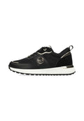 Schwarze Sneaker mit einer Mischung aus Mesh und Leder, metallischen Akzenten, rundem Logo und einer weißen Zwischensohle sowie einer strukturierten schwarzen Laufsohle.