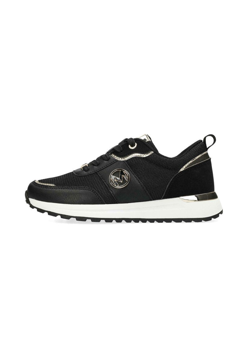 Schwarze Sneaker mit einer Mischung aus Mesh und Leder, metallischen Akzenten, rundem Logo und einer weißen Zwischensohle sowie einer strukturierten schwarzen Laufsohle.