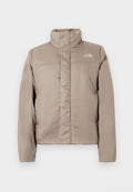 Puffermantel in einem hellen Beige mit hohem Kragen, gestepptem Design und Logo auf der oberen linken Brust. Glatte Textur und Reißverschluss vorne.