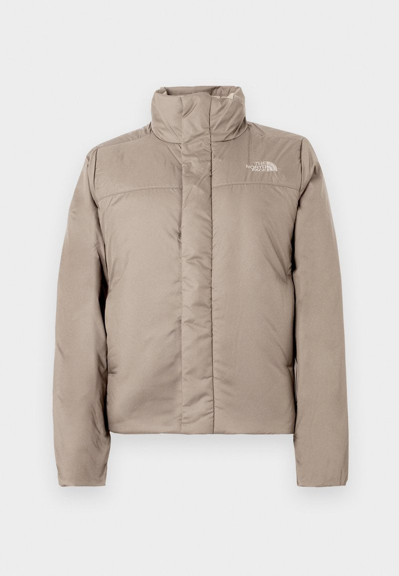 Puffermantel in einem hellen Beige mit hohem Kragen, gestepptem Design und Logo auf der oberen linken Brust. Glatte Textur und Reißverschluss vorne.