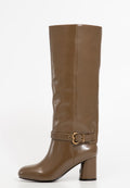 Braune Leder-Knöchelhigh-Boots mit glatter Textur, runder Zehenpartie und Blockabsatz. Mit einem dekorativen Riemen und einer goldenen Schnalle.