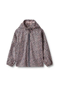 Wasserabweisende Blumenjacke mit Kapuze, die ein pink-schwarzes Muster aufweist. Sie hat elastische Bündchen und einen Frontreißverschluss. Leichtes Material mit glatter Textur.