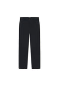 Schwarze Hose aus glattem Stoff mit geradem Bein, zwei seitlichen Taschen und einem Knopfverschluss vorne.