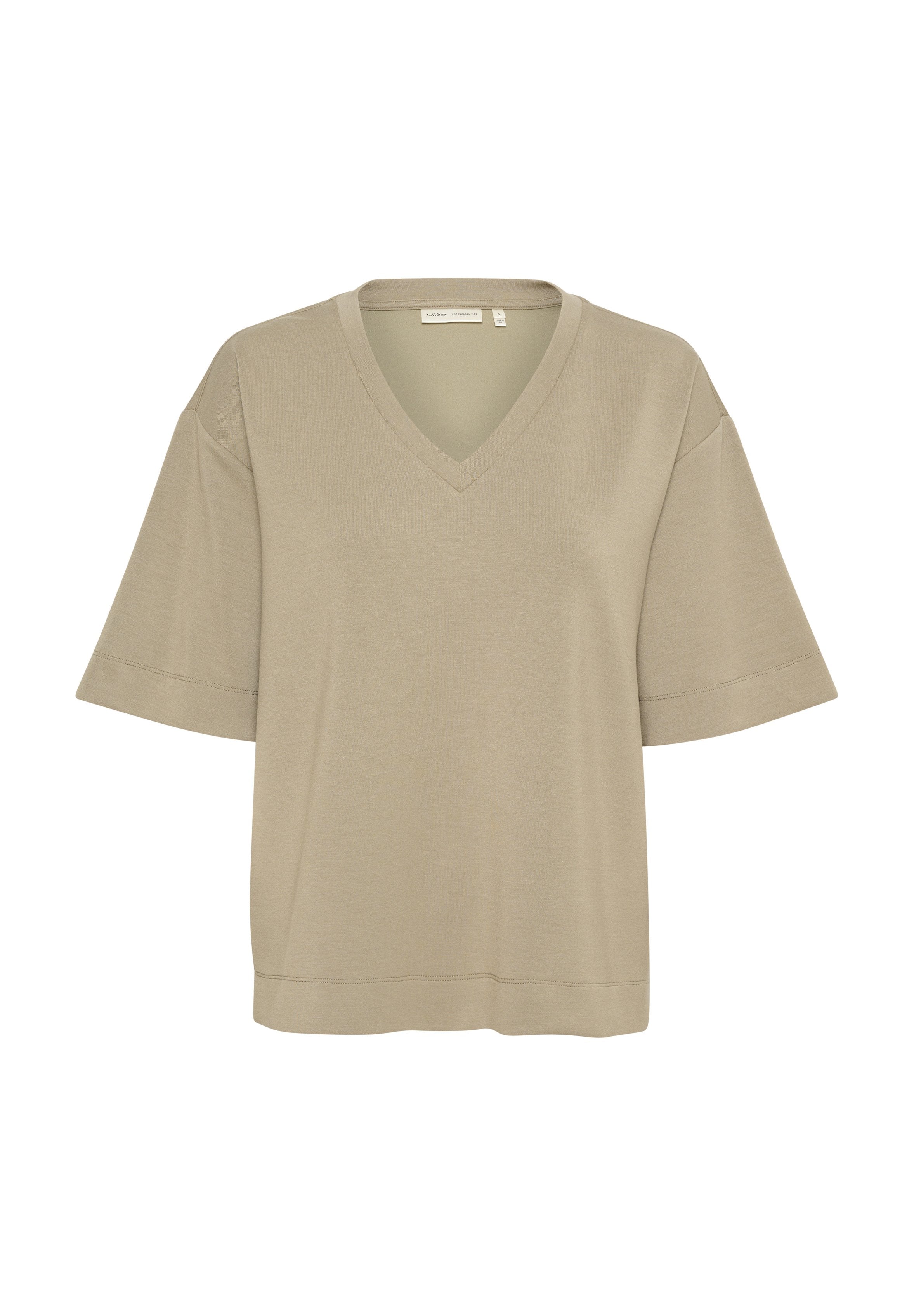 V-Ausschnitt, kurzärmliges Oberteil in hellem Beige, aus weichem Stoff mit lockerer Passform; verfügt über eine glatte Textur und minimale Nähdetails.