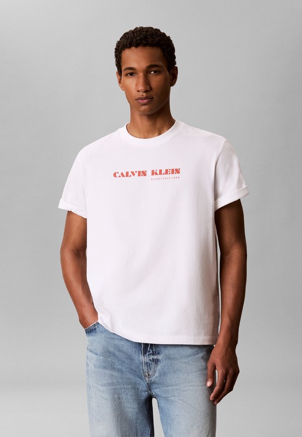 Calvin Klein Jeans SS 20S CALVIN RSRT PALMLF GRAPHI - Print T-shirt - bright white