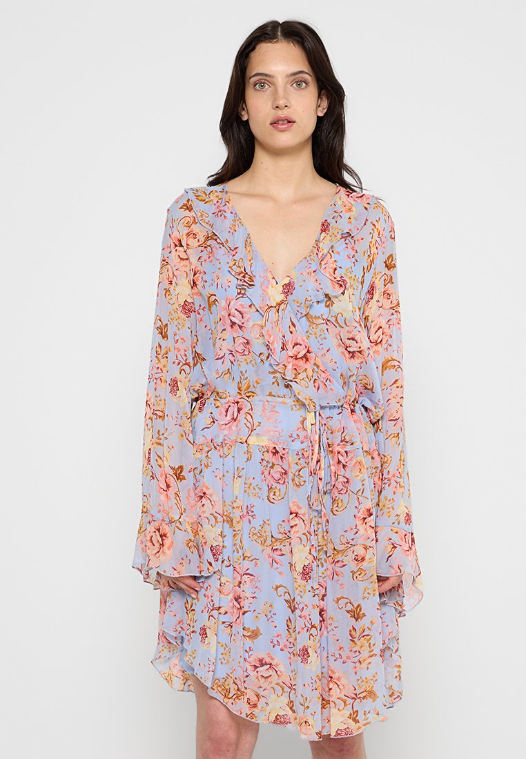 Floral Wickelkleid aus leicht blauer, transparenter Baumwolle mit langen Glockenärmeln, verziert mit rosa und goldenen Blumenmustern sowie einem taillierten Bindeband.