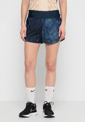 Dunkelblaue Sportshorts aus einem strukturierten, leichten Stoff, mit einem breiten elastischen Bund und einem lockeren Schnitt für maximalen Komfort.
