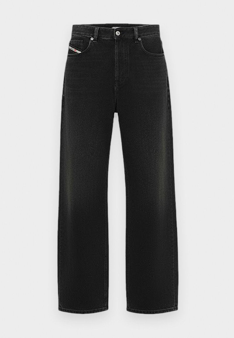 Schwarze weit geschnittene Jeans aus Denim, mit hoher Taille, Vordertaschen und einer subtilen, verblassten Textur, ausgestattet mit einem klassischen Knopfverschluss.