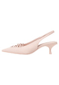 Helle rosa Slingback-Absätze mit spitzem Zehenbereich, strukturiertem Stoff und einer dekorativen Schleifen-Schnürung. Schlanker, geschwungener Absatz.