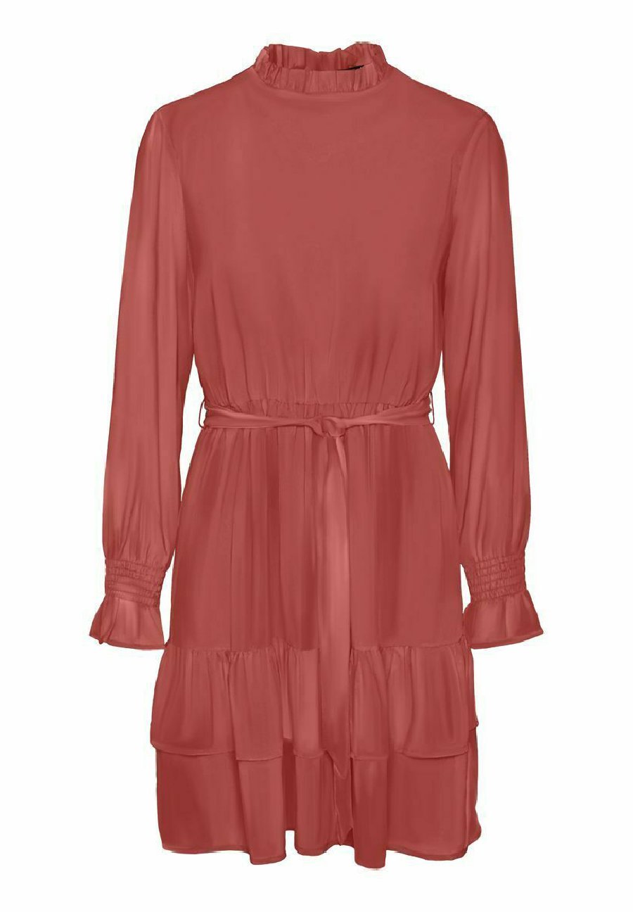 Rotes, durchsichtiges Kleid mit einem hohen Rüschenausschnitt, langen Ärmeln, elastischen Manschetten, einem taillierten Gürtel und gestuften Rüschen am Saum.