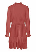 Rotes, durchsichtiges Kleid mit einem hohen Rüschenausschnitt, langen Ärmeln, elastischen Manschetten, einem taillierten Gürtel und gestuften Rüschen am Saum.