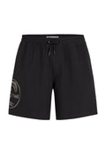 Schwarze Badshorts mit elastischem Bund und Kordelzug. Enthält ein Logo-Design in hellgrau auf der linken Seite. Glattes Material, lässige Passform.