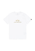 Weißes Baumwoll-T-Shirt mit einem goldenen, gestickten "ALPHA INDUSTRIES"-Logo in der Mitte. Kurze Ärmel und ein Rundhalsausschnitt-Design.