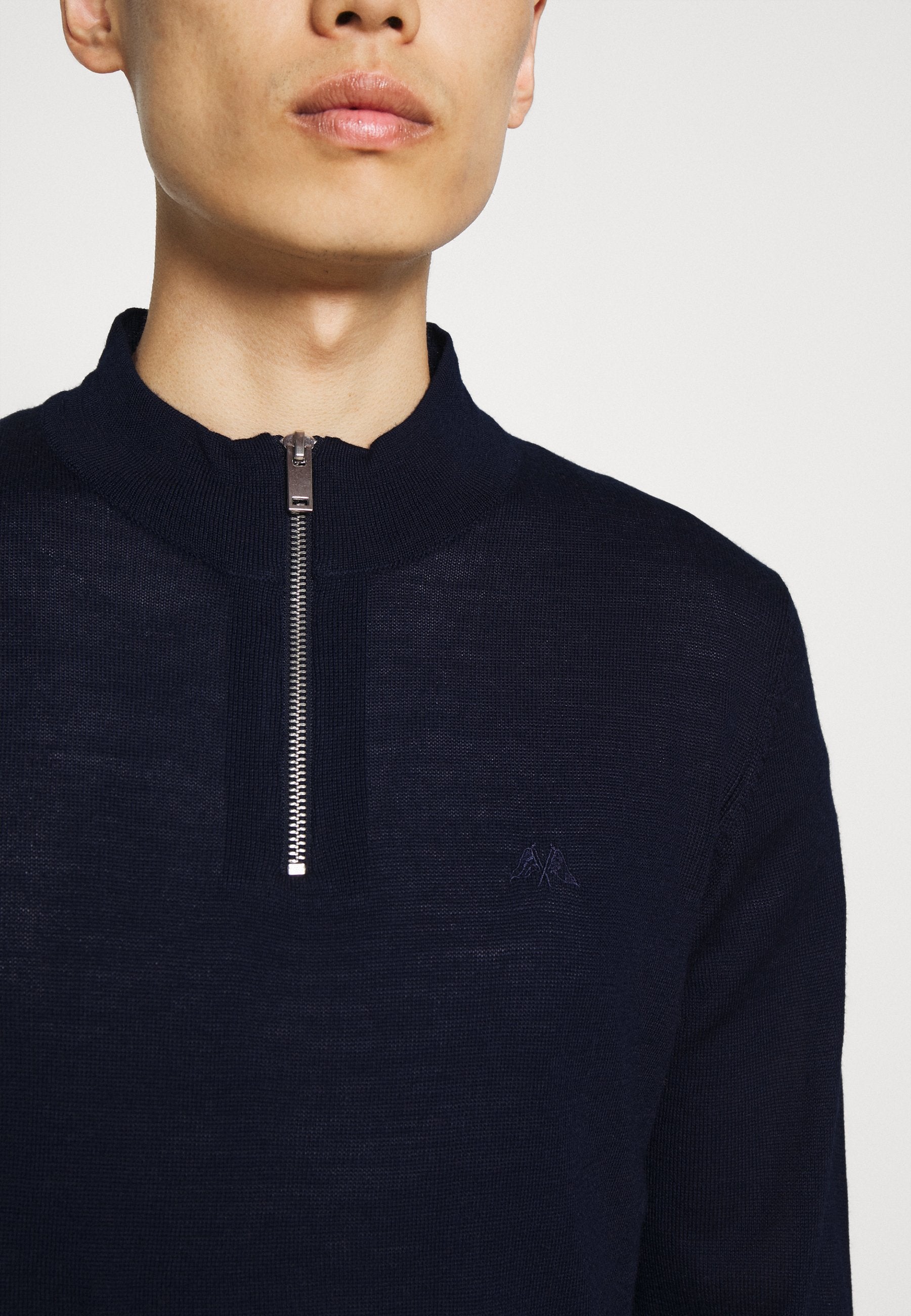 HALF ZIP MOCK NECK Media 6