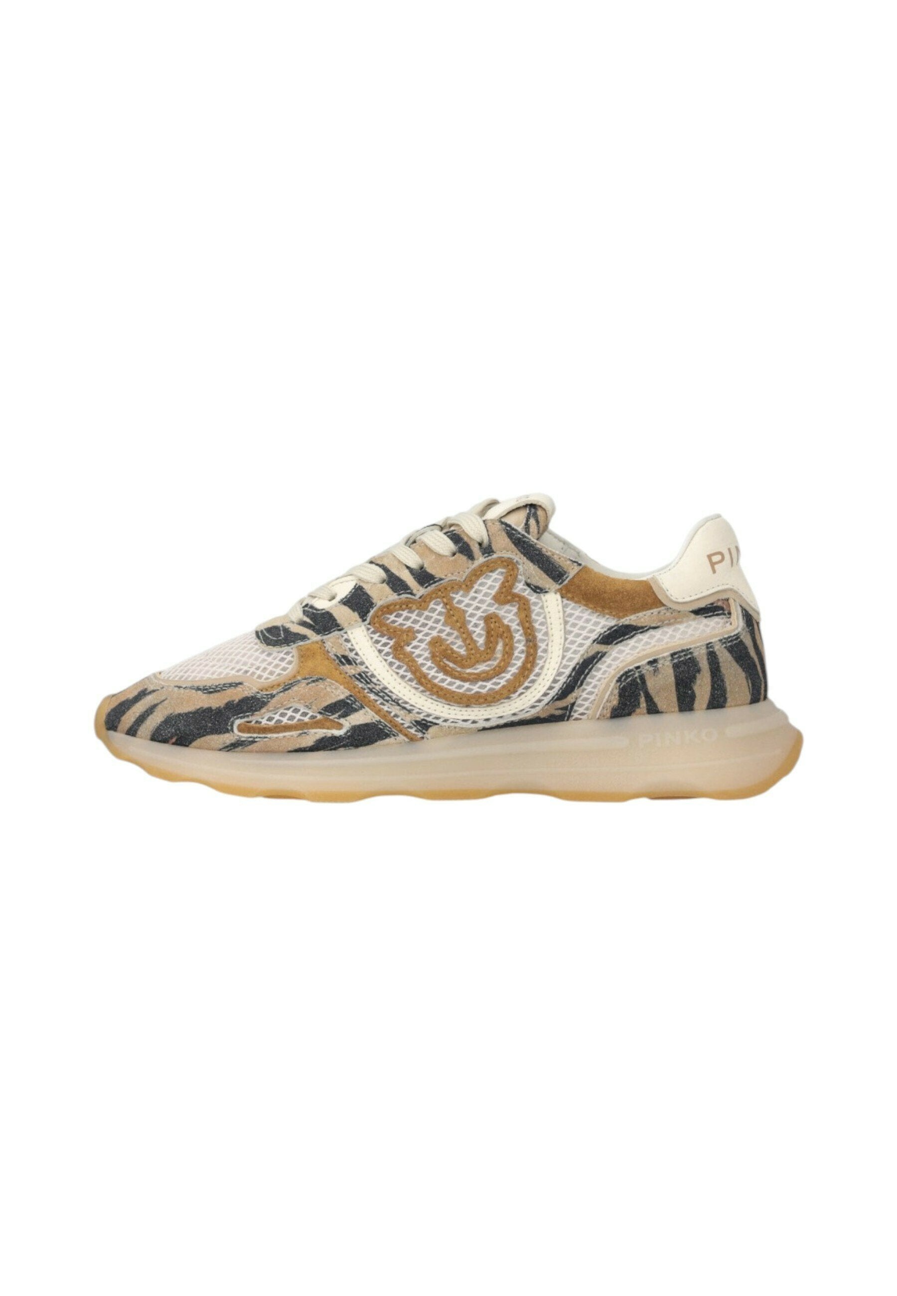 Low-Top-Sneaker mit beigen, schwarzen und braunen Tigerstreifen, Mesheinsätzen, beigefarbener Sohle und einem schmetterlingsförmigen Logo an der Seite.