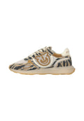Low-Top-Sneaker mit beigen, schwarzen und braunen Tigerstreifen, Mesheinsätzen, beigefarbener Sohle und einem schmetterlingsförmigen Logo an der Seite.