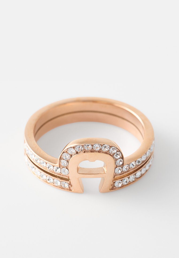 Roségoldring mit einem ausgeschnittenen Design an der Oberseite, akzentuiert durch eine Reihe von Strasssteinen entlang des Bands für zusätzliche Details.