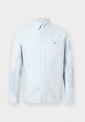 Hellblaues Button-up Hemd aus weichem Baumwollstoff mit langen Ärmeln, Punktkragen und kleinem gestickten Logo auf der linken Brust.