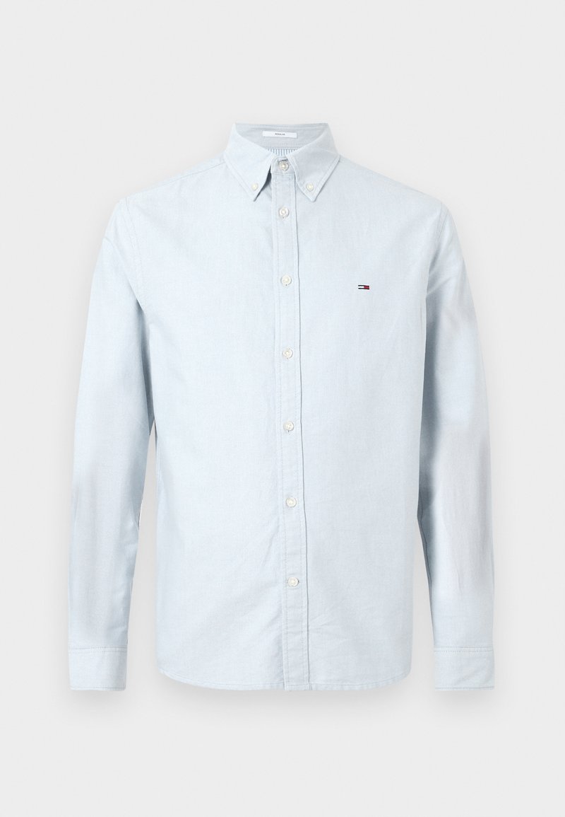 Hellblaues Button-up Hemd aus weichem Baumwollstoff mit langen Ärmeln, Punktkragen und kleinem gestickten Logo auf der linken Brust.
