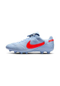 Helle blaue Fußballschuhe mit einem roten Swoosh, texturiertem Obermaterial und geformten Noppen. Verfügt über eine Schnürung und einen gepolsterten Kragen für zusätzlichen Halt.