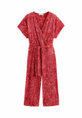 Roter gemusterter Jumpsuit mit Wickeldesign, kurzen Ärmeln und gebundenem Bund. Hat eine vertikale Streifenstruktur und florale Motive.