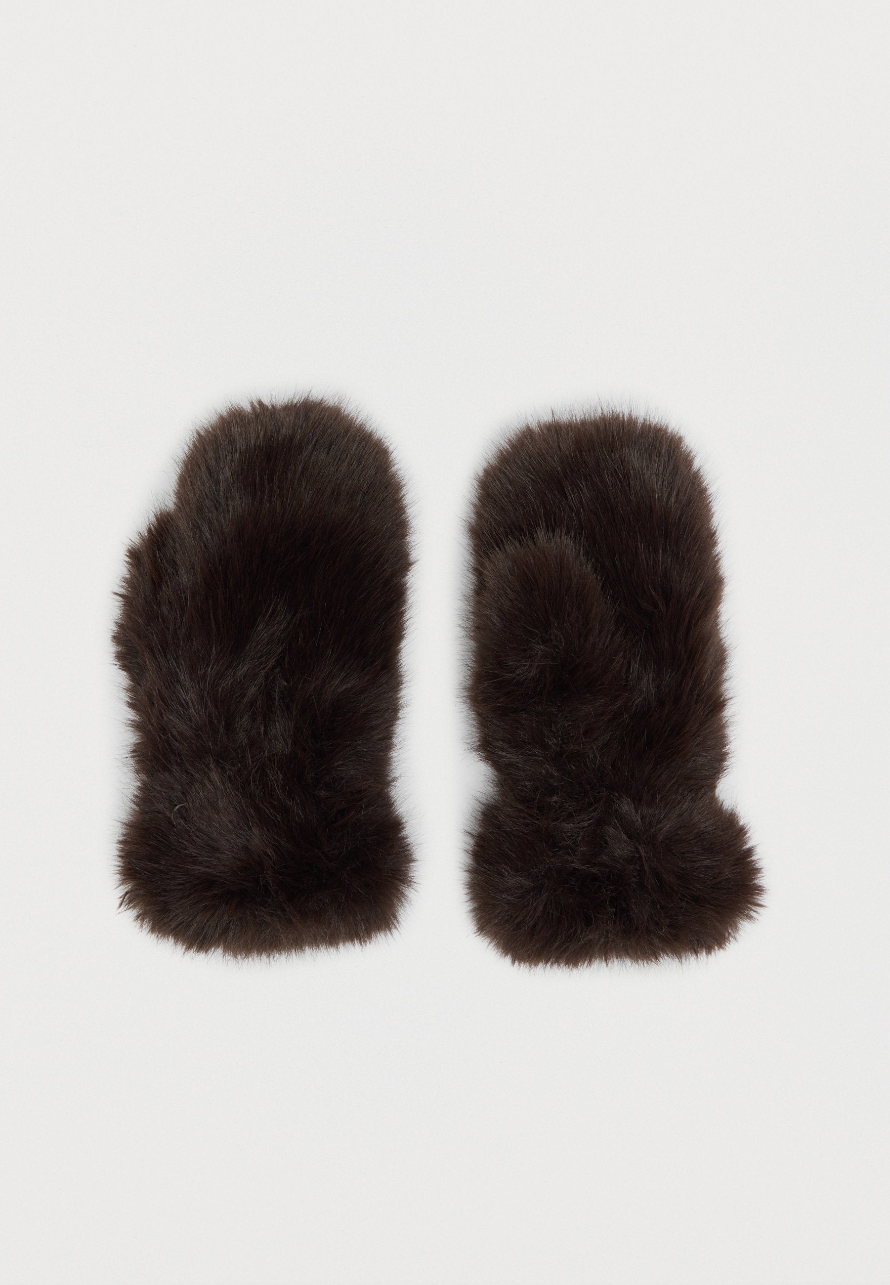 Paar dunkelbrauner, flauschiger Fäustlinge mit separatem Daumenbereich, entworfen für Wärme und Winterbekleidung.