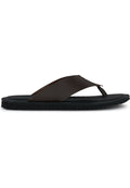 Braune Flip-Flop-Sandalen mit flexiblen Riemen und einer strukturierten schwarzen Gummisohle. Das Design zeichnet sich durch einen minimalistischen Stil und eine leichte Konstruktion aus.